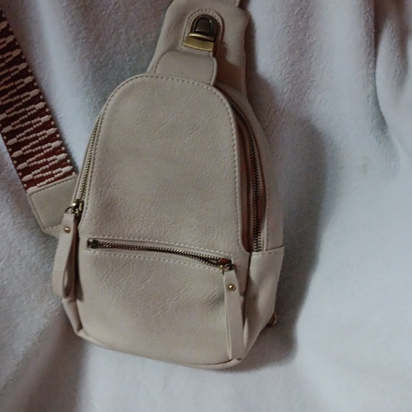 NWOT URBAN EXPRESSIONS SLING BAG - Picture 3 of 9